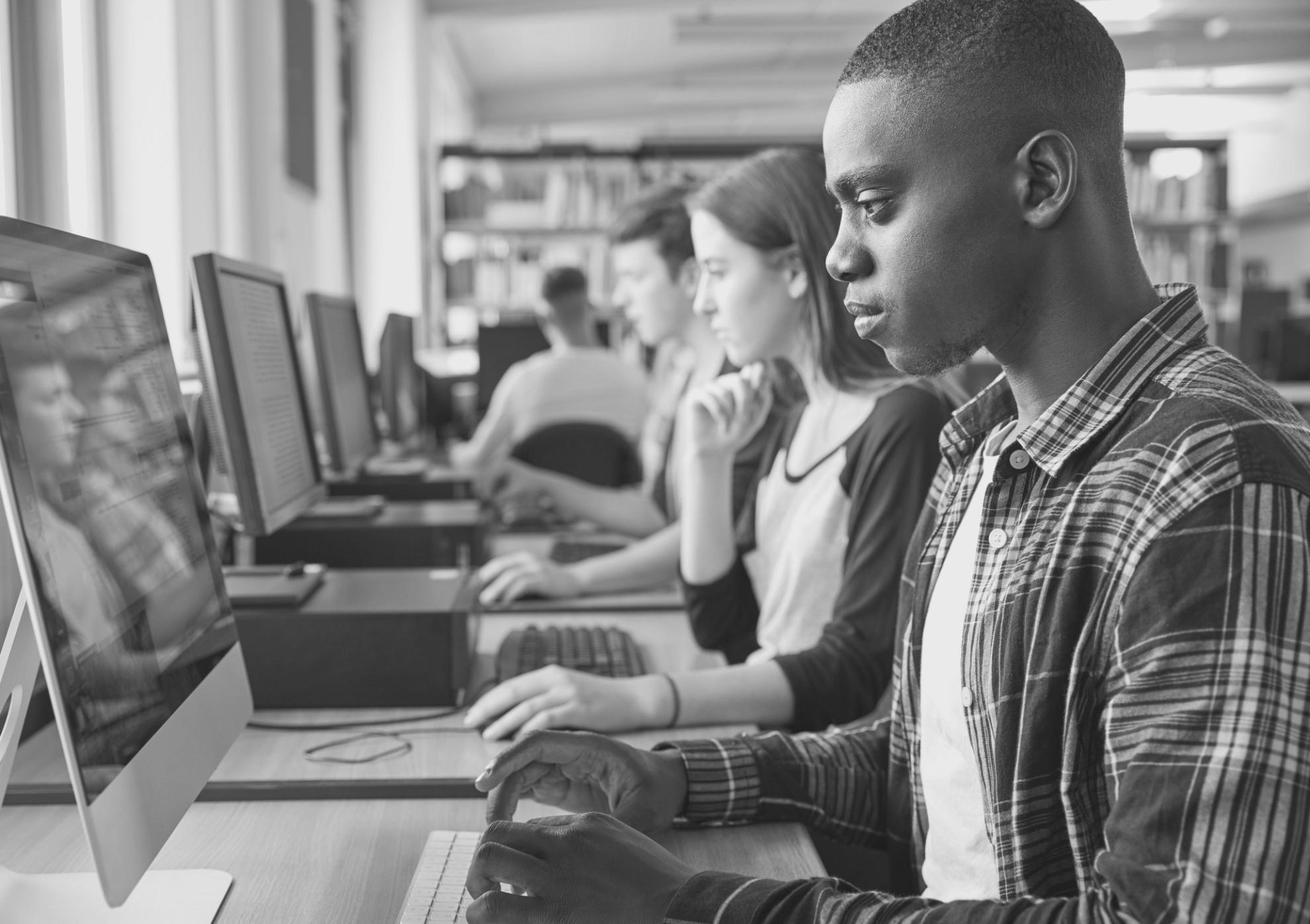 Teilnehmerin arbeitet konzentriert an einer Übungsaufgabe zur Budgetplanung